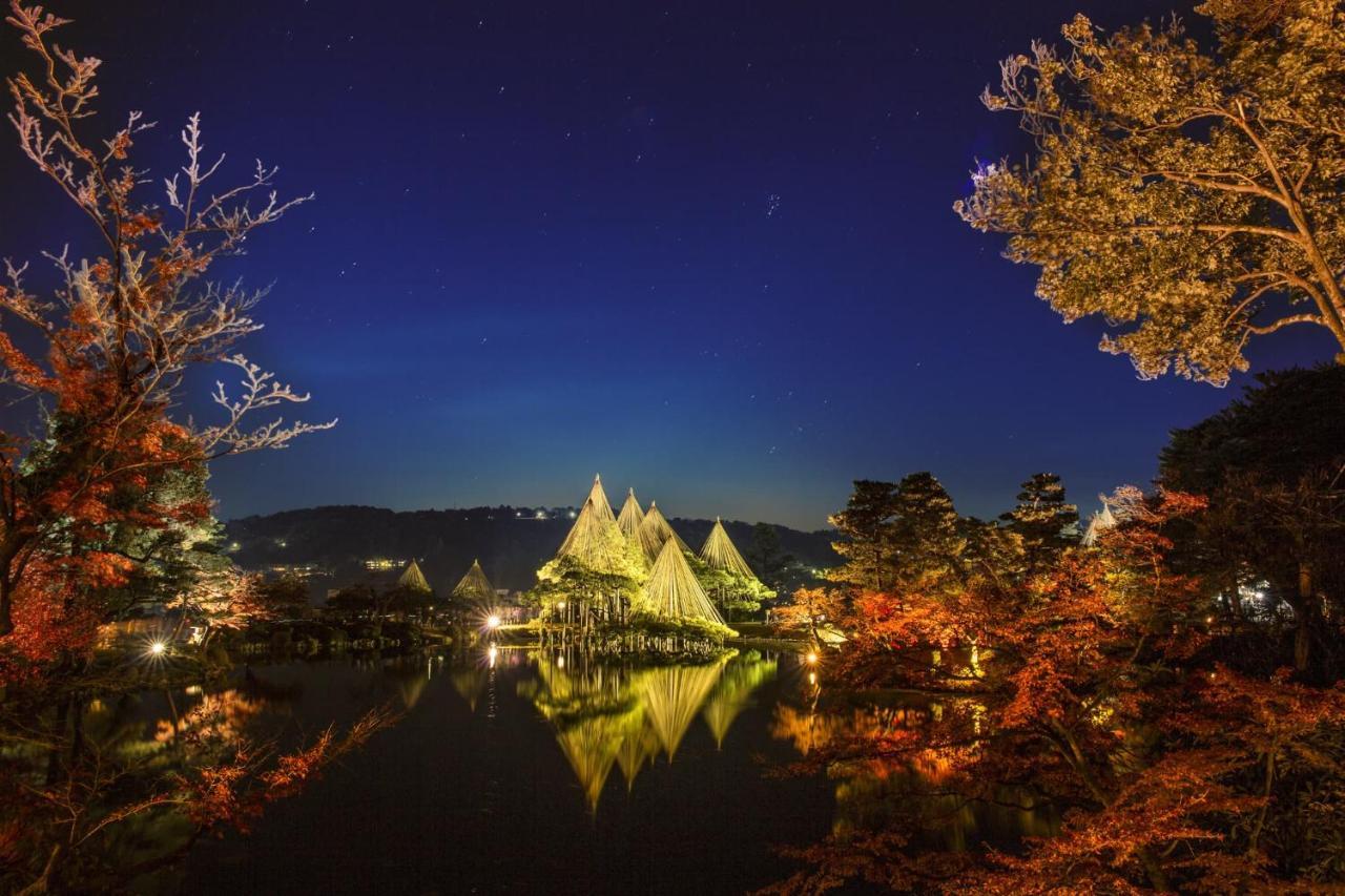 Kanazawa Tokyu Hotel Dış mekan fotoğraf The pyramids of the museum at night
